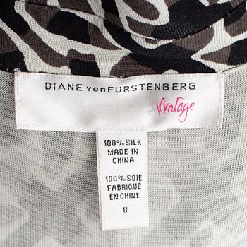 DIANE VON FÜRSTENBERG, a wrap-dress, size 8.