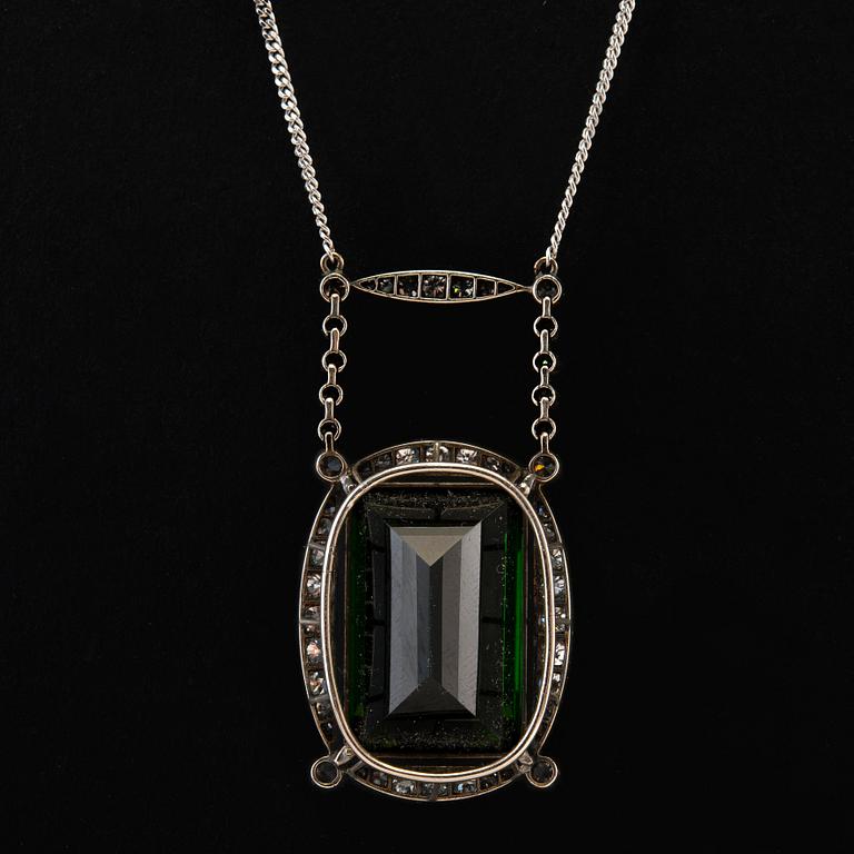HALSSMYCKE, briljant- och 8/8 slipade diamanter, platina och 18K vitguld. A. Tillander, Helsingfors 1940-tal.