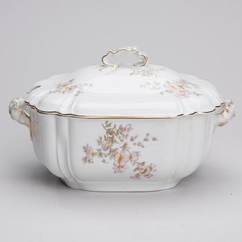SERVIS, 77 delar, porslin, troligen Bavaria, Tyskland 1800-talets slut.