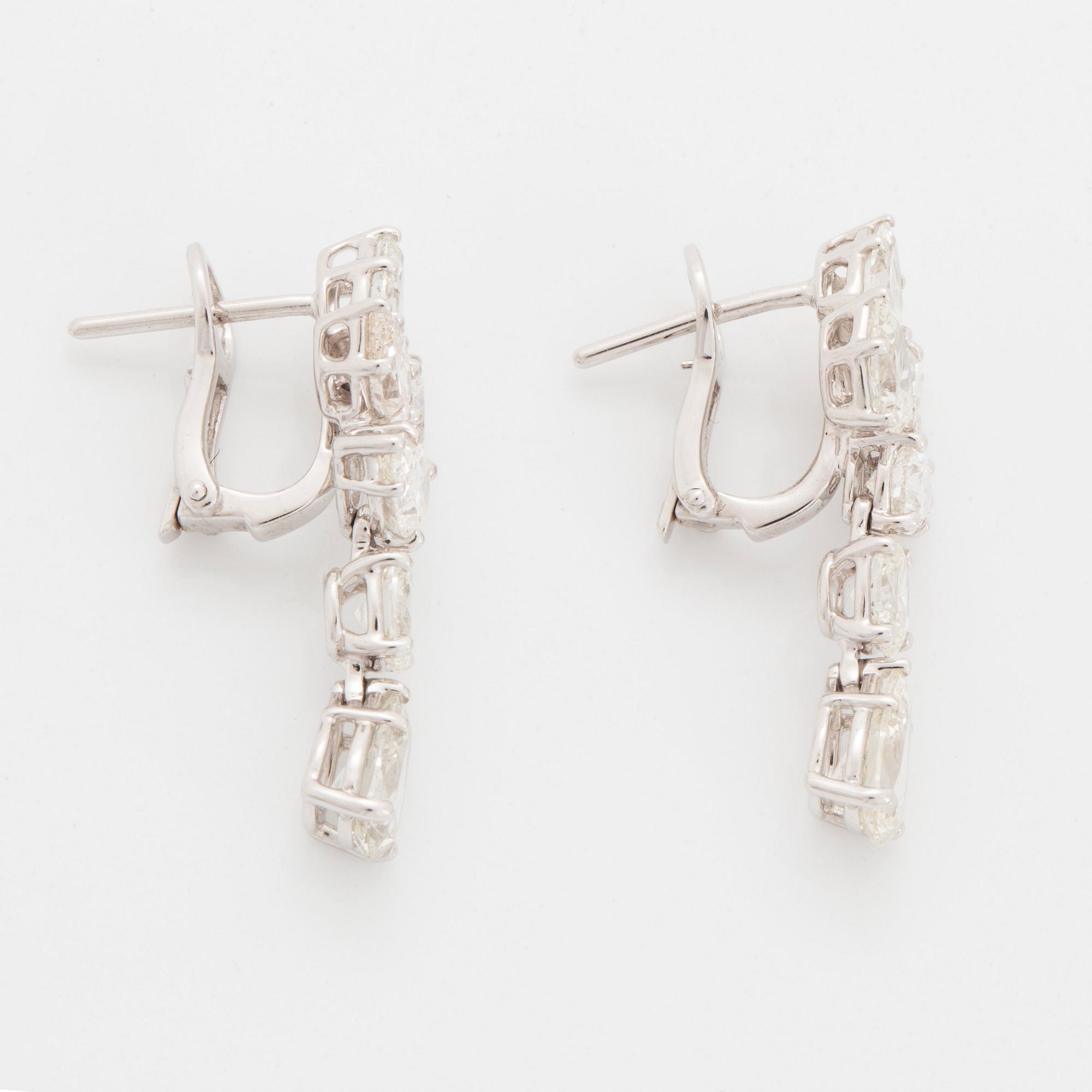 Ett par örhängen 18K vitguld med droppformade och ovala briljantslipade diamanter.