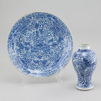 Serving dish and vase from China, Qing dynasty, 18th century.