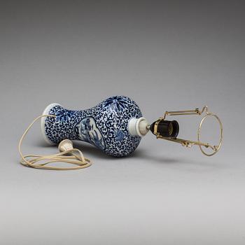 BORDSLAMPA. porslin, Kina, 1900-tal.