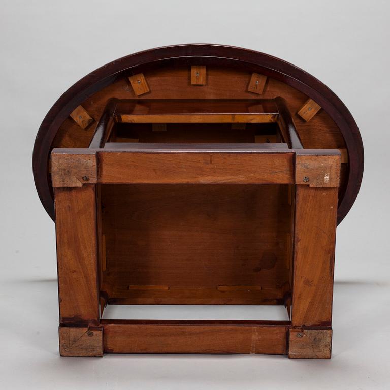 Bernhard Häkli, An oval table and two flower pedestals, Vihdin Puuseppäin Huonekaluliike 1911.