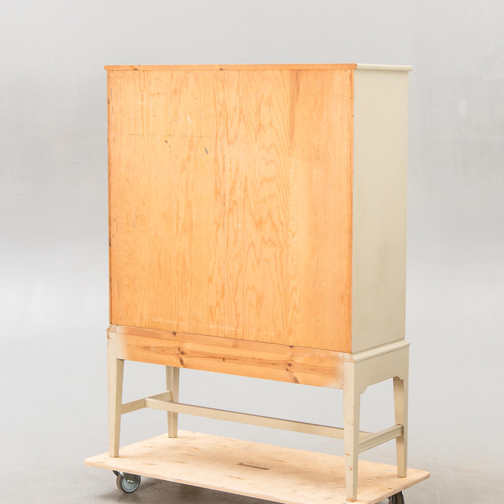 Skåp Svensk Fur 1900-talets mitt.