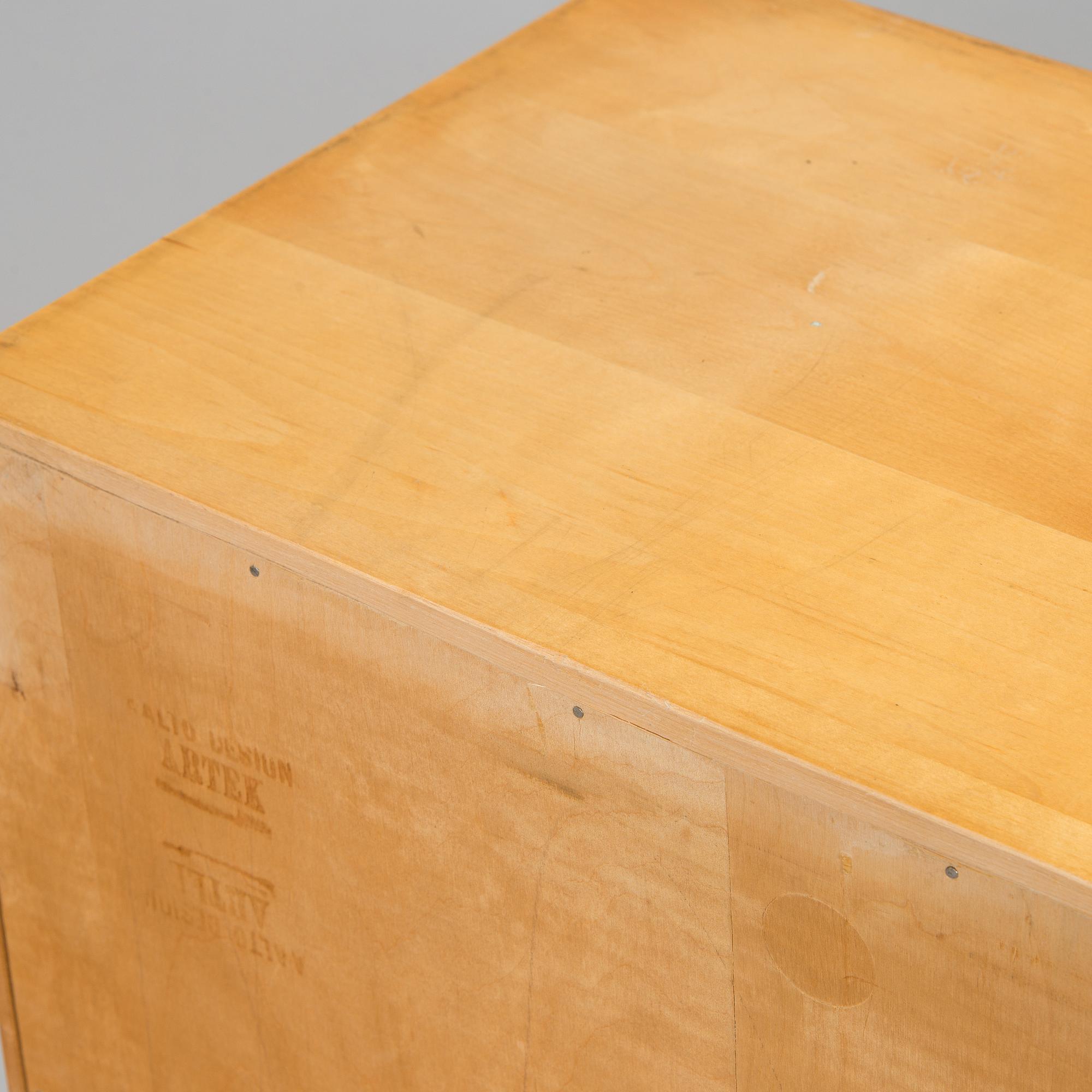 Aino Aalto, kirjahylly /kirjakaappi,  malli 408, O.Y. Huonekalu- ja Rakennustyötehdas A.B, 1950-luvun alku.