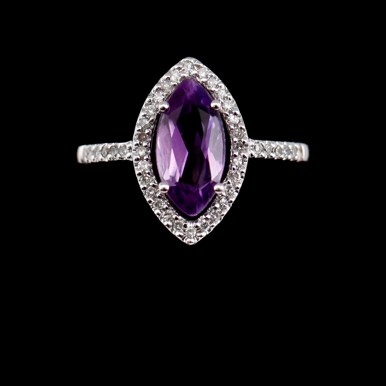 RING, 10 k vitguld, navettslipad ametist och briljantslipade diamanter tot 0.25 ct.