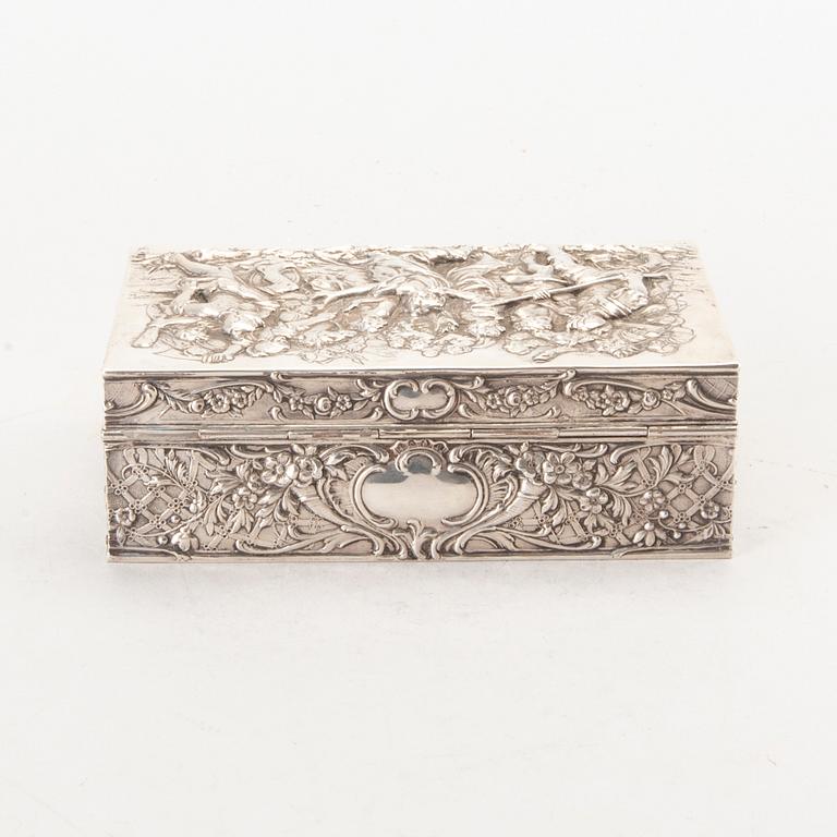 J. L SCHLINGLOFF, a german Hanau early 20th century silver box. Weight 400 gram.