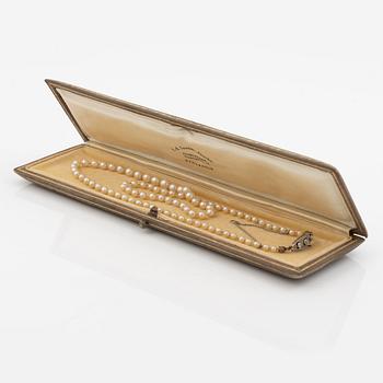 Necklace of cultured pearls, clasp in 14K gold set with old mine and rose-cut diamonds.