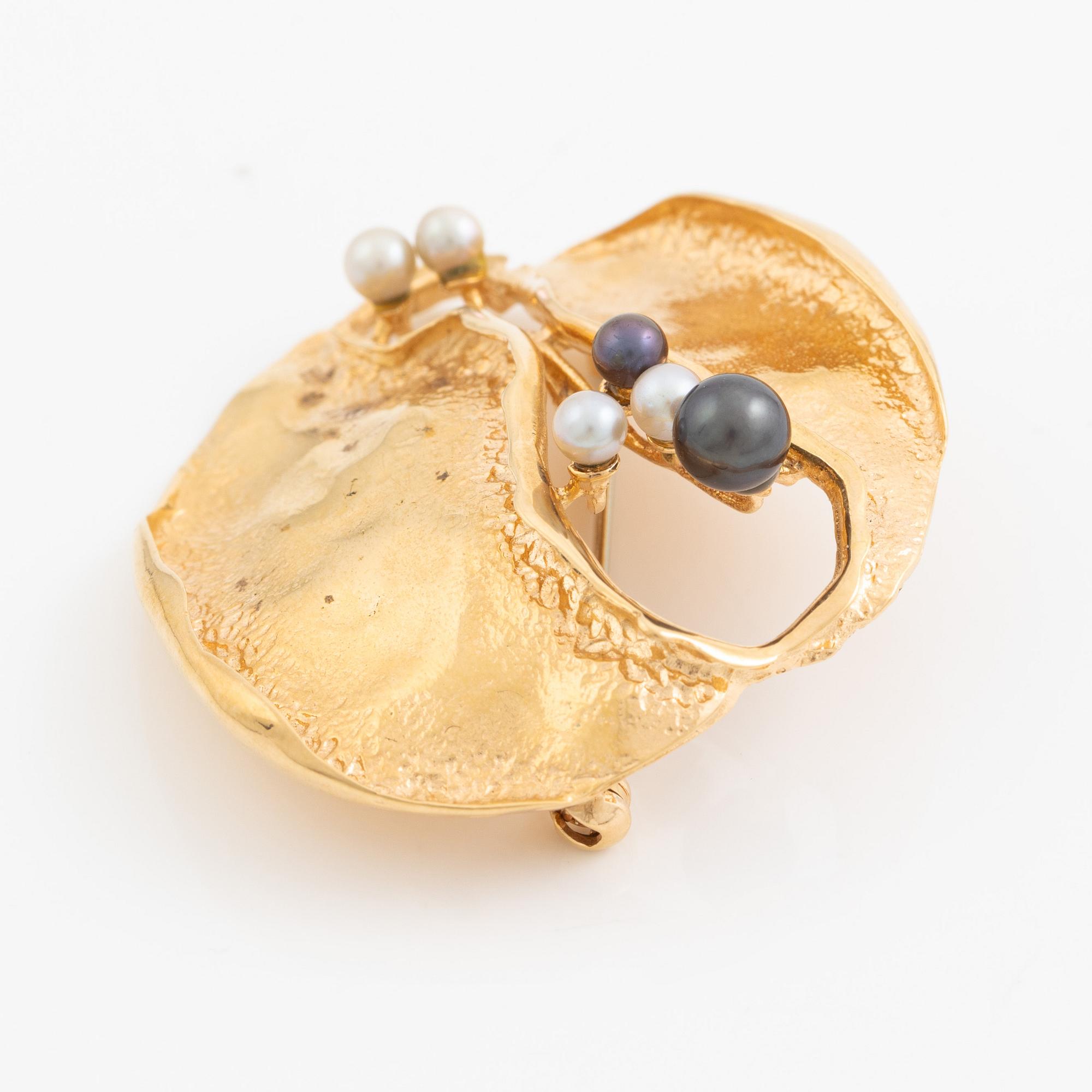 Brosch, 18K guld med odlade pärlor.