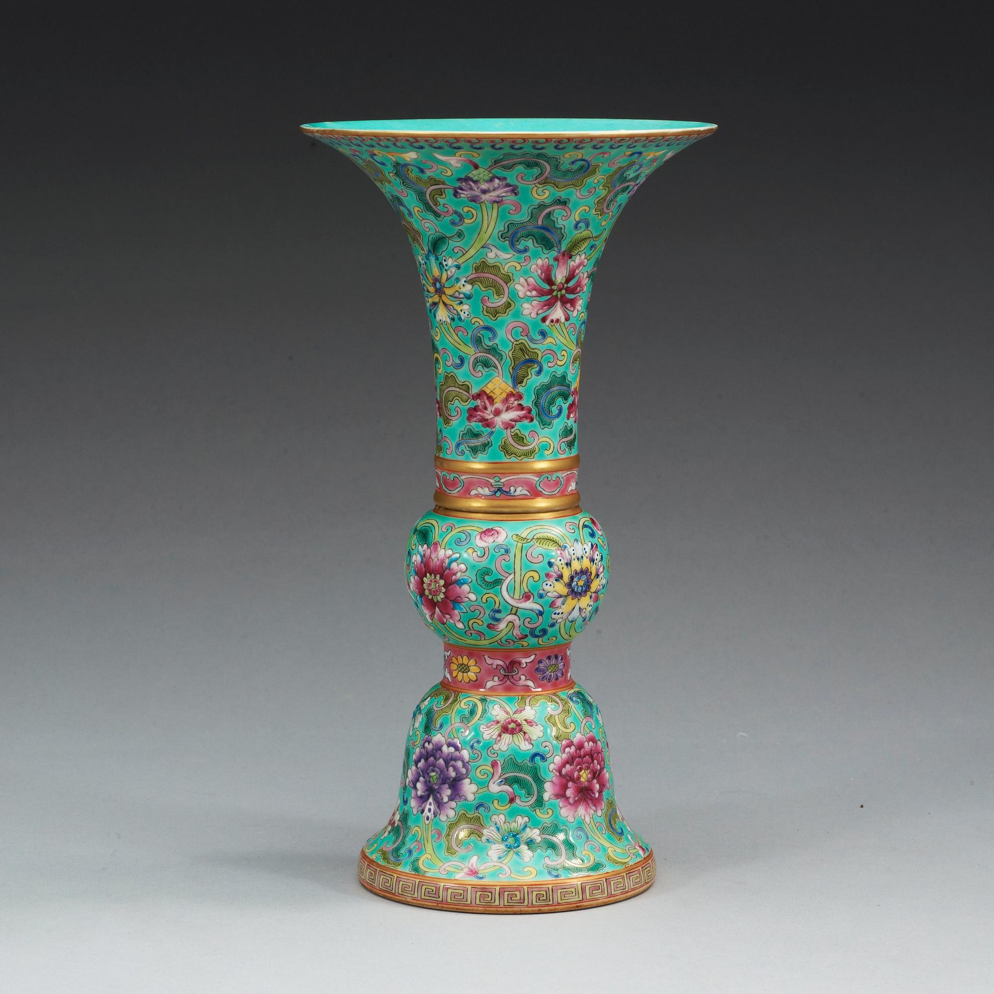 VAS, porslin. Kina, 1900-tal, med Qianlong märke.