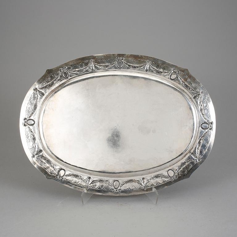 BRICKA, silver, fantasistämplar, Louis XVI-stil, 1900-talets första hälft. Vikt ca 1490 gram.