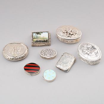 SAMLING DOSOR SAMT TÄNDSTICKSHÅLLARE, 8 st, silver, 1900-talets första hälft. Vikt ca 234 gram.