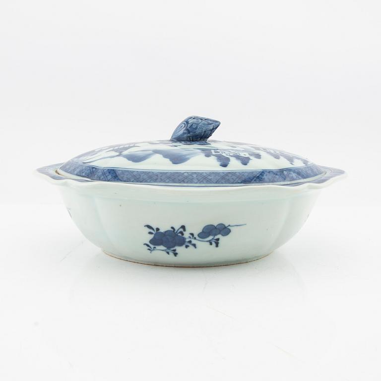A blue and white export porcelain tureen with cover, China, Qing dynasty, around 1800.