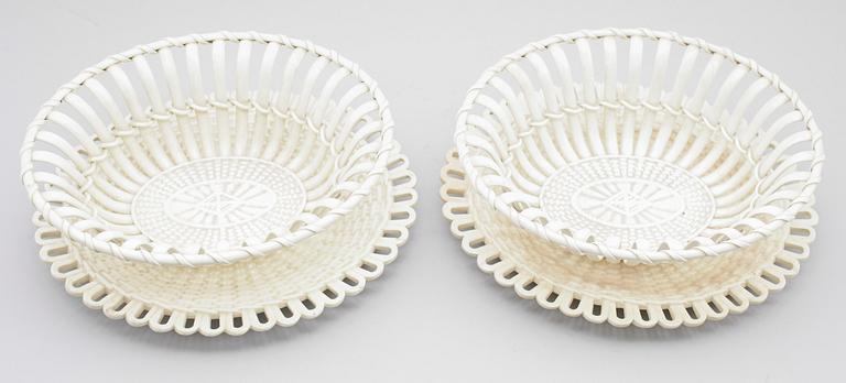 GALLERSKÅLAR OCH FAT, 1 par, flintgods, Neale & Co, England, omkring år 1800.