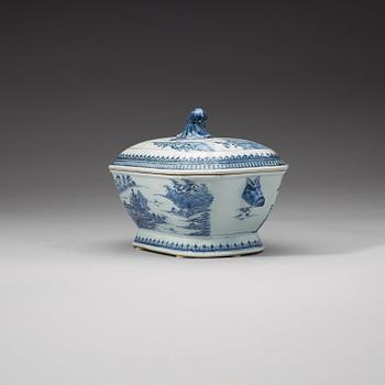 A blue and white tureen with cover, Qing dynasty, Qianlong (1736-95).