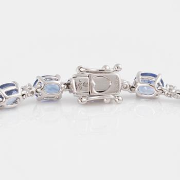 ARMBAND, med fasettslipade blå safirer ca 12.30 ct och briljantslipade diamanter ca 0.50 ct.