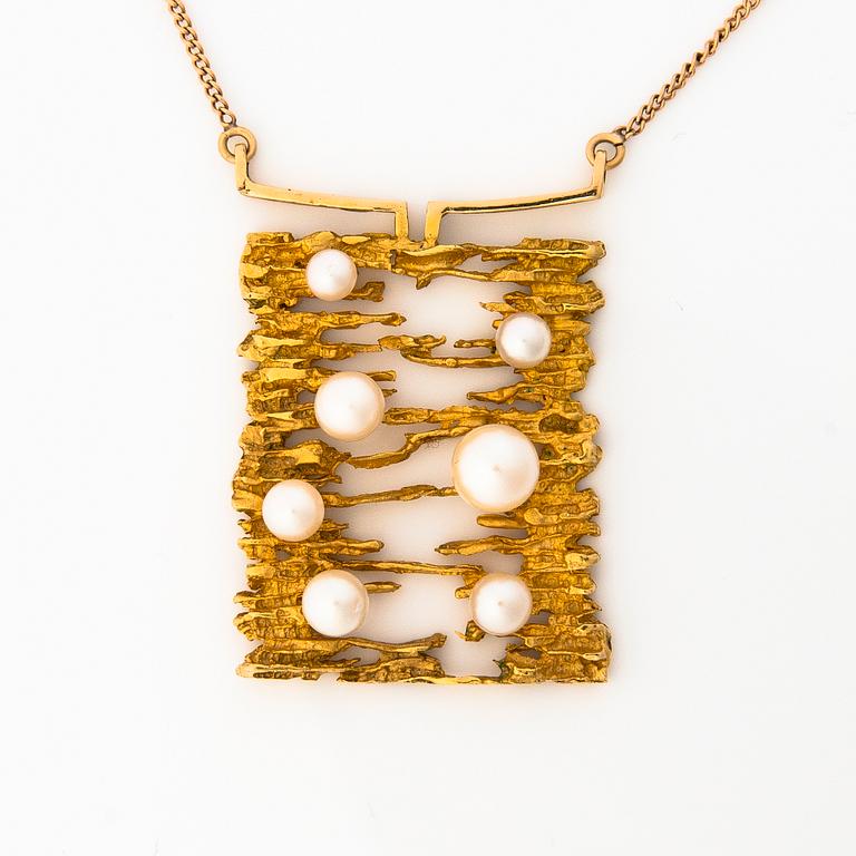 A 14K gold necklace with pearls. Nevanranta Seppo, Helsinki 1968.