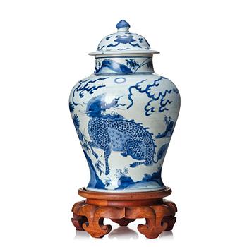 792. A Transtional blue and white baluster jar with cover, 17th Century.