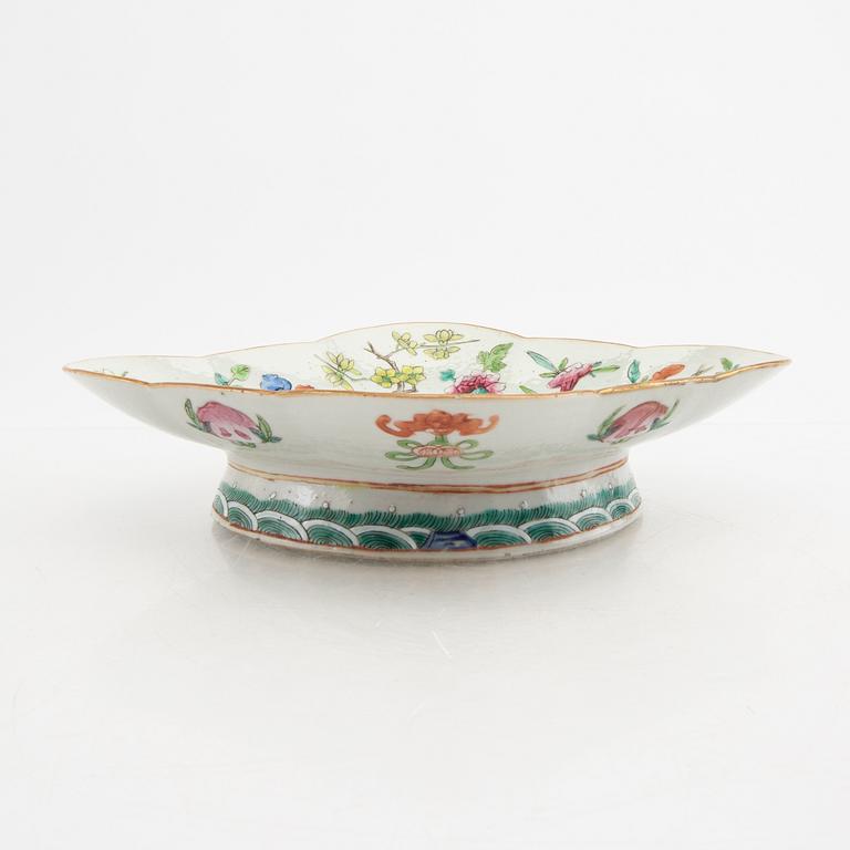 A Chinese porcelain bowl 19th century.