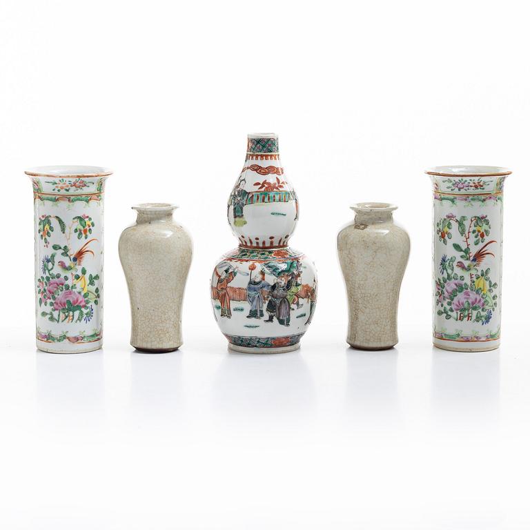 Vaser, fem stycken, porslin. Sen Qingdynasti, 1800-tal.