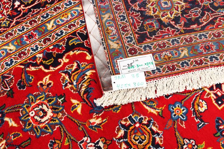 A Keshan carpet, c. 405 x 300 cm.