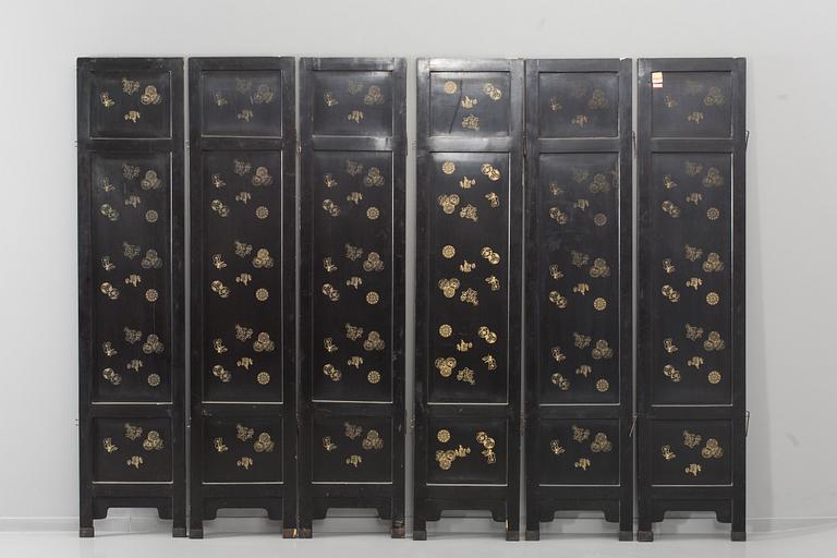 A MIDDLE OF 20TH CENTURY FOLDING SCREEN.