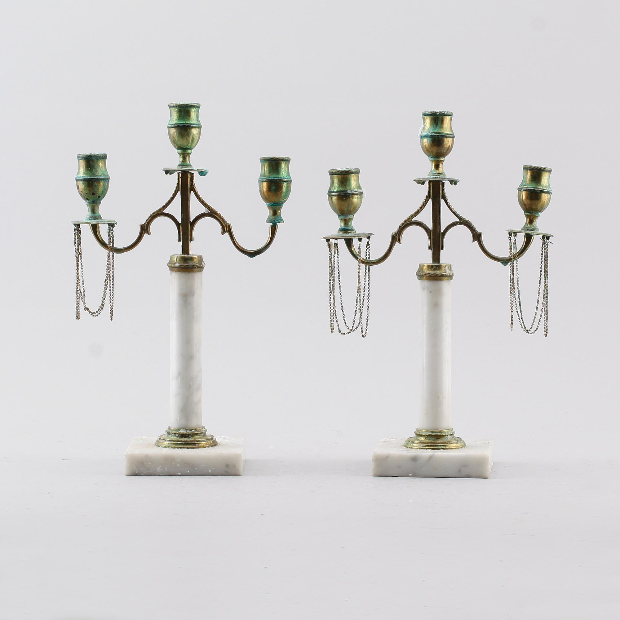 KANDELABRAR, 1 par, mässing och marmor, empire, 1800-talets första hälft.