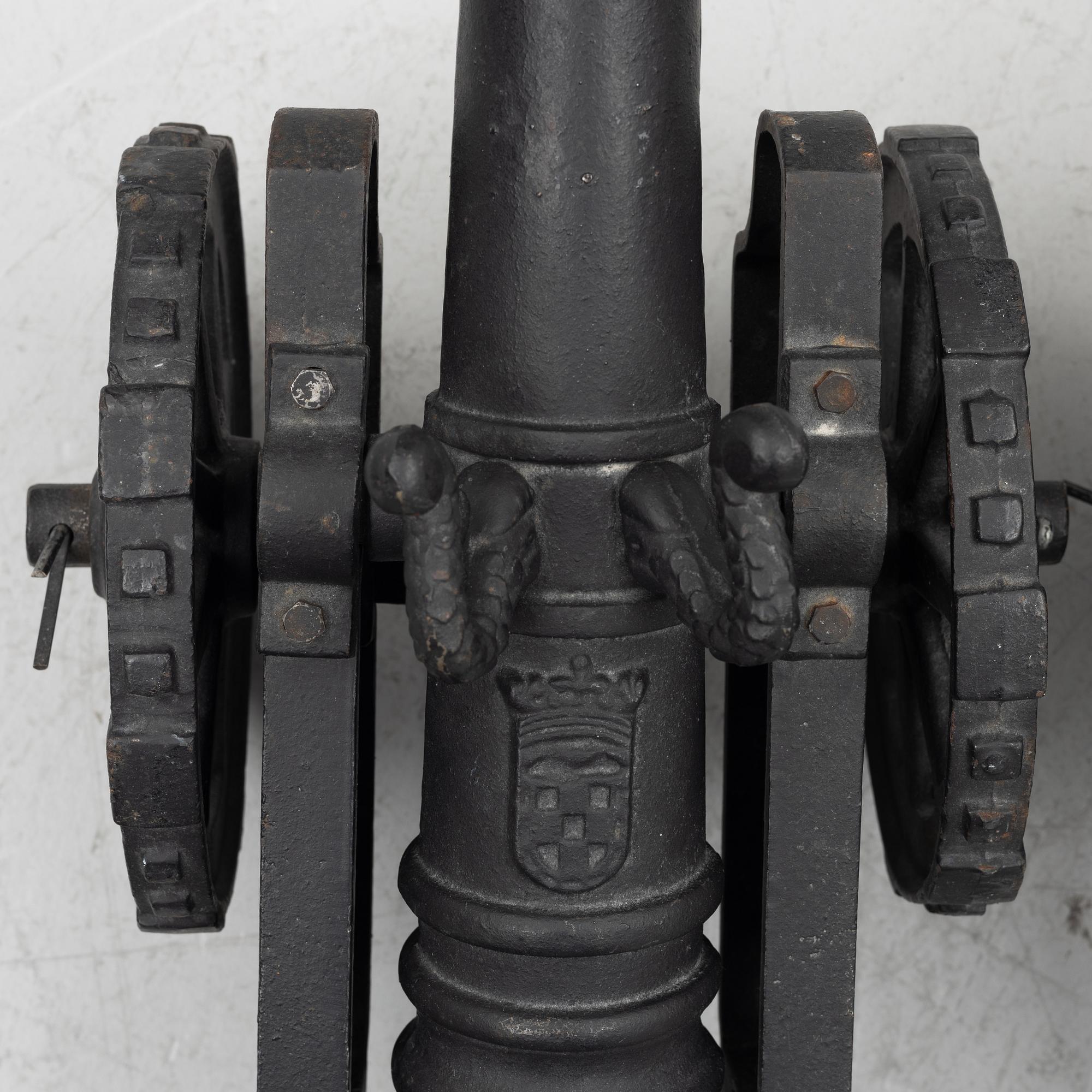A pair of cast-iron modell canons, 20th century.