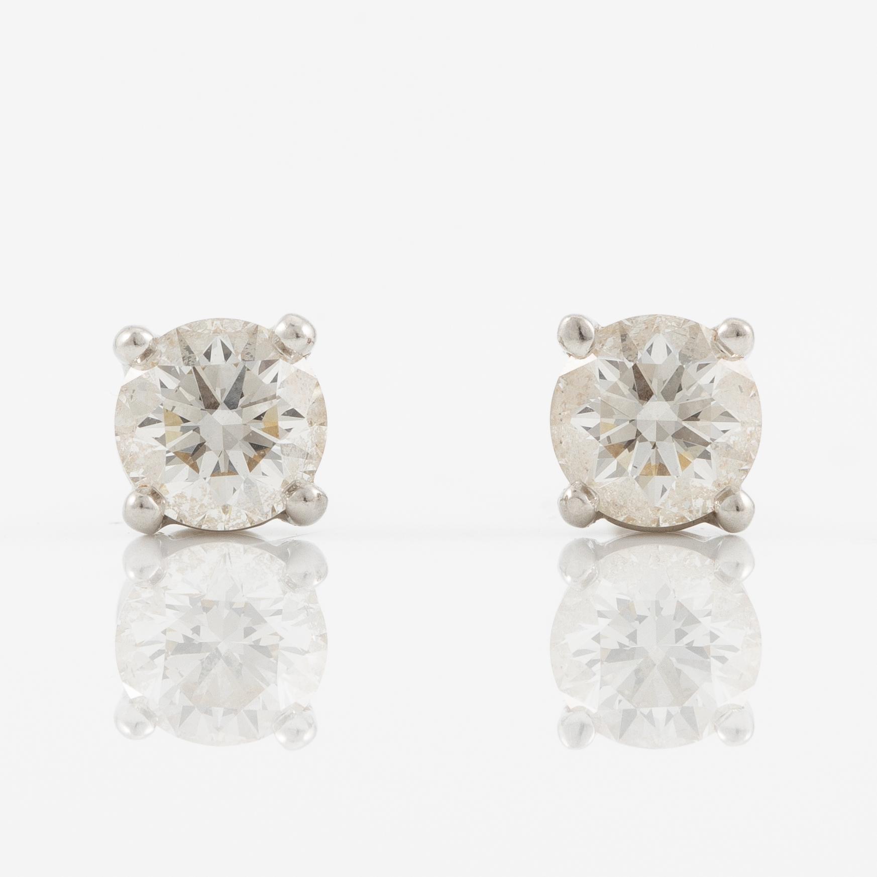 Tiffany & Co ett par örhängen platina med runda briljantslipade diamanter.