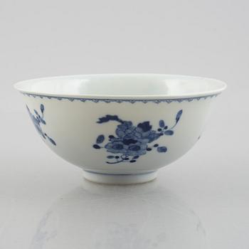 A group of three Chinese blue and white porcelain bowls, late Qing dynasty / early 20th century.