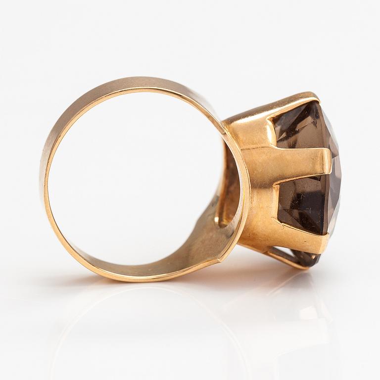 A 14K gold ring with a smoaky quartz. Nummilan Koru, Turku 1966.