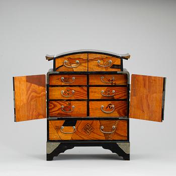 SMYCKESKRIN/MINIATYRSKÅP, Kina, omkring 1900.