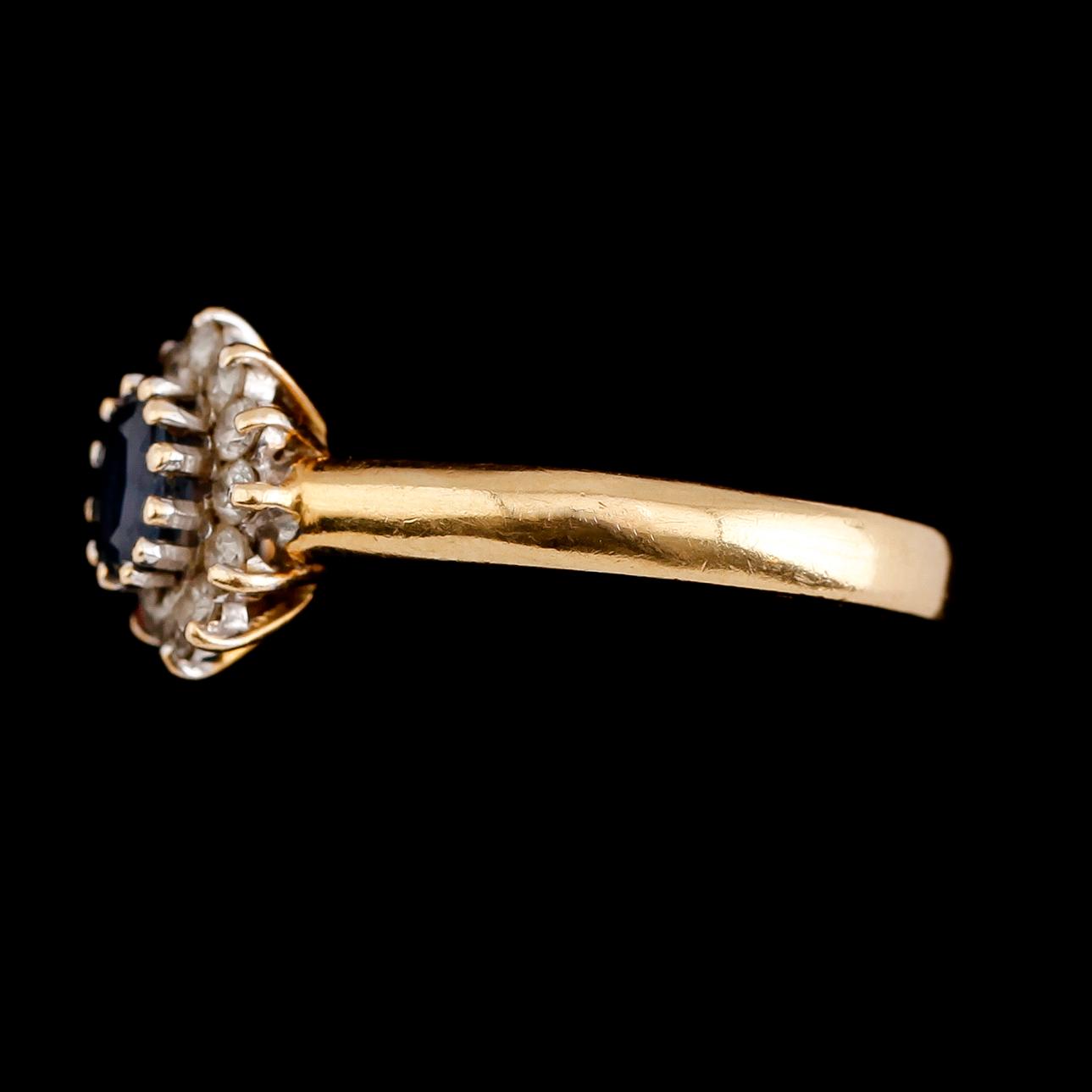 RING, 18 k guld, med blå sten och briljantslipade diamanter. Total vikt ca 4 gram.