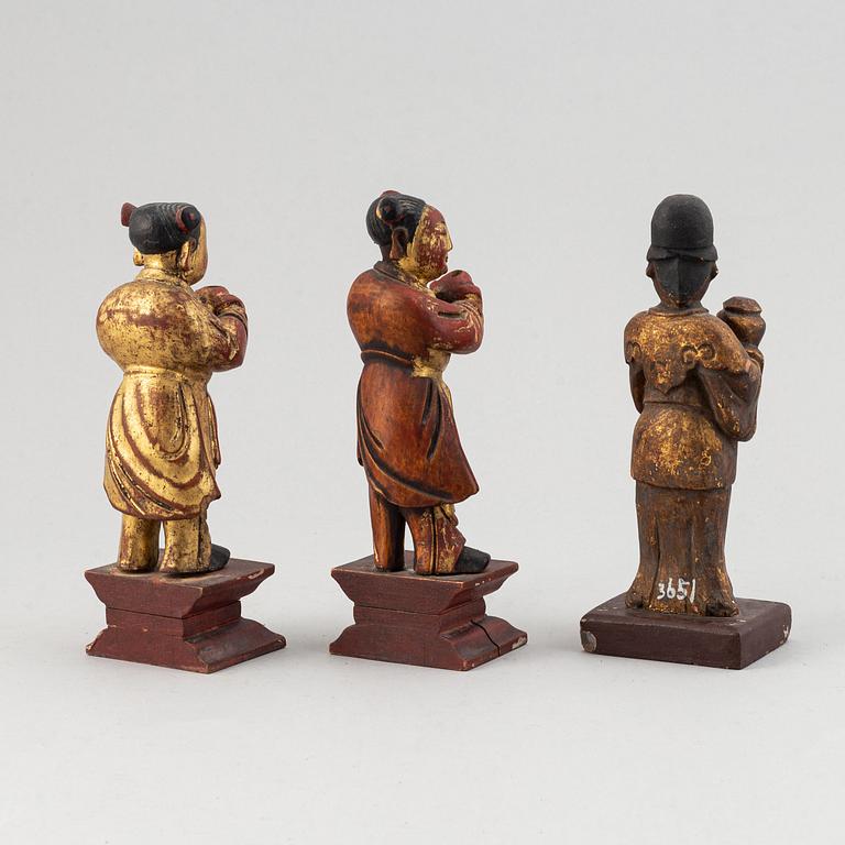 A sen of three wooden figures, late Qing dynasty, 19th Century.