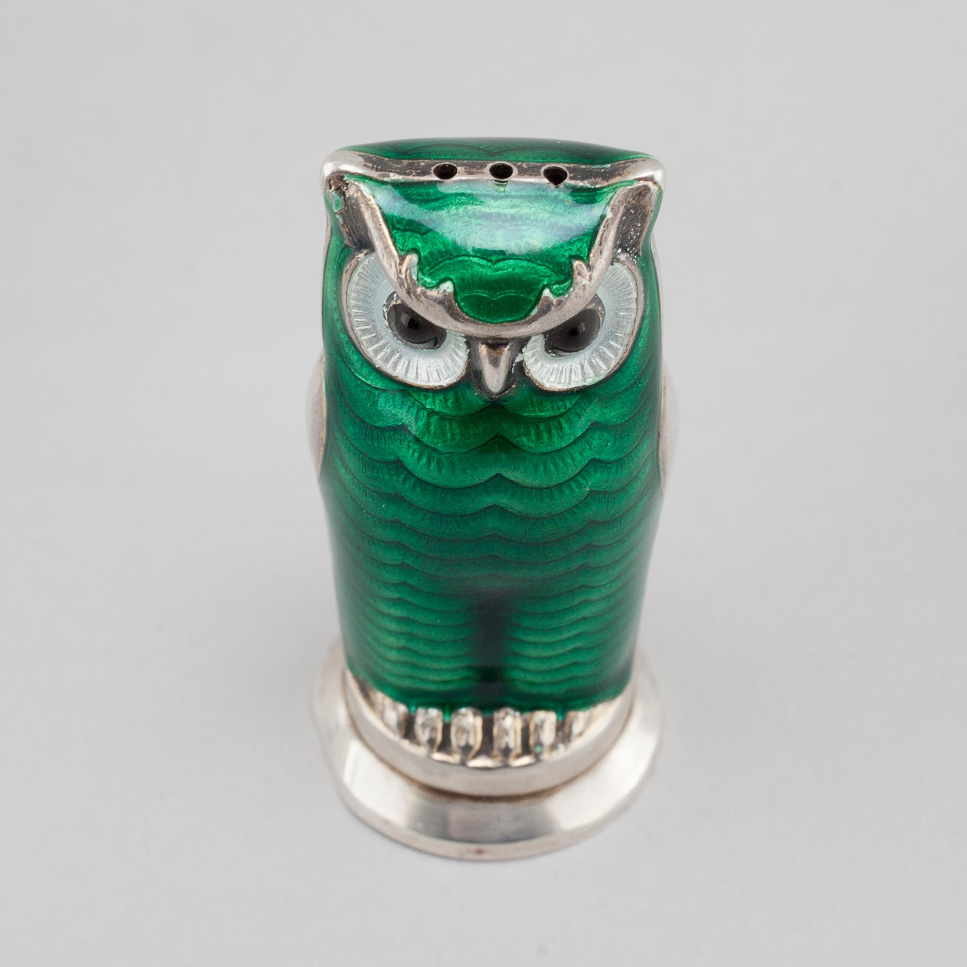 A salt and a pepper shaker, silver and enamel, from David Andersen in Norway, 20th century.
