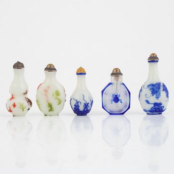 A group of five Chinese Beijing glass snuff bottles with stoppers, 20th century.