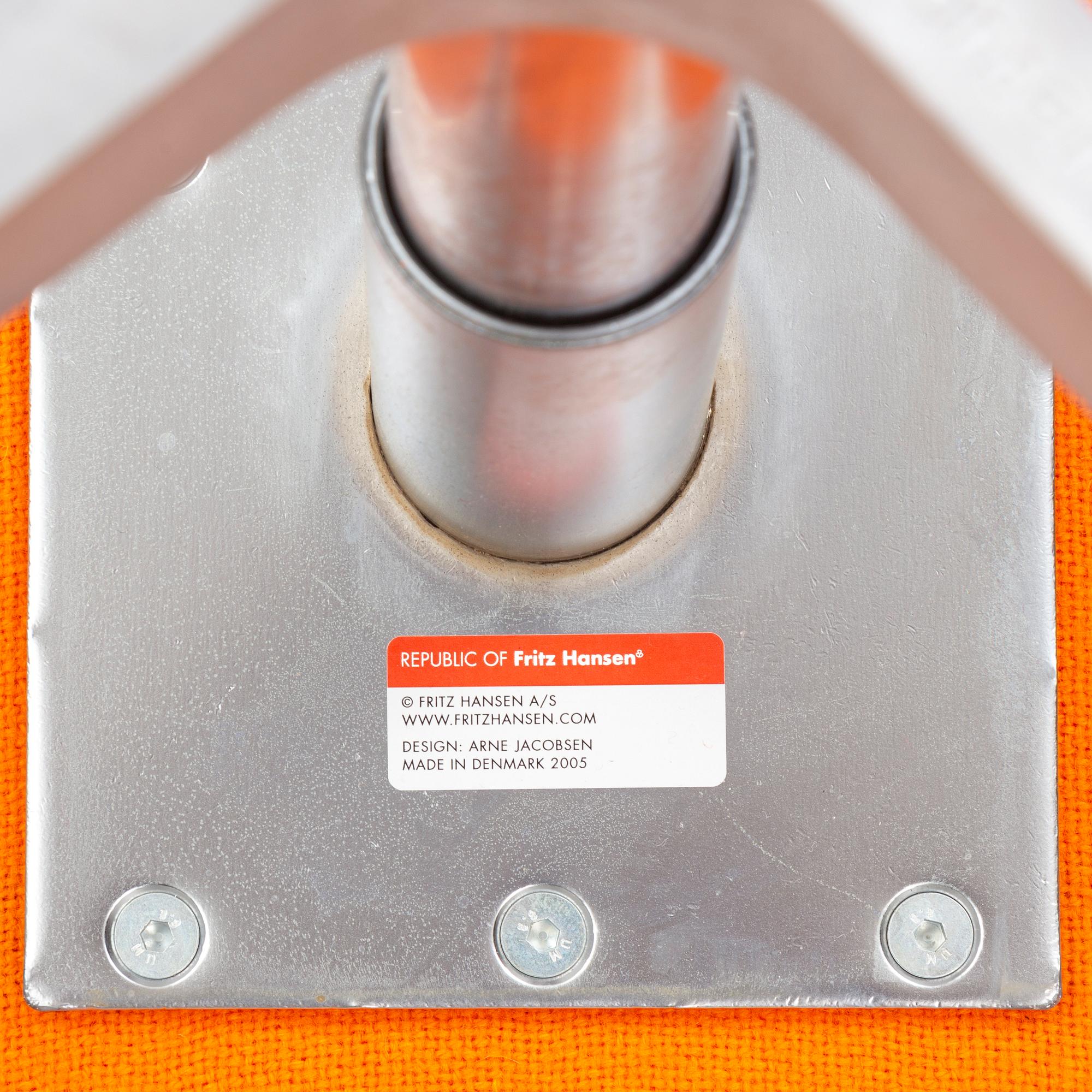 Arne Jacobsen, fåtölj, "Svanen", Fritz Hansen, Danmark, daterad 2005.