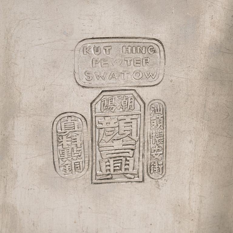 Skrin, tenn, stämplad Kut Hing Pewter, Swatow. Kina tidigt 1900-tal.