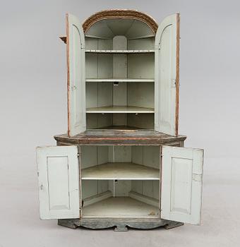 HÖRNSKÅP, 1700-talets andra hälft.