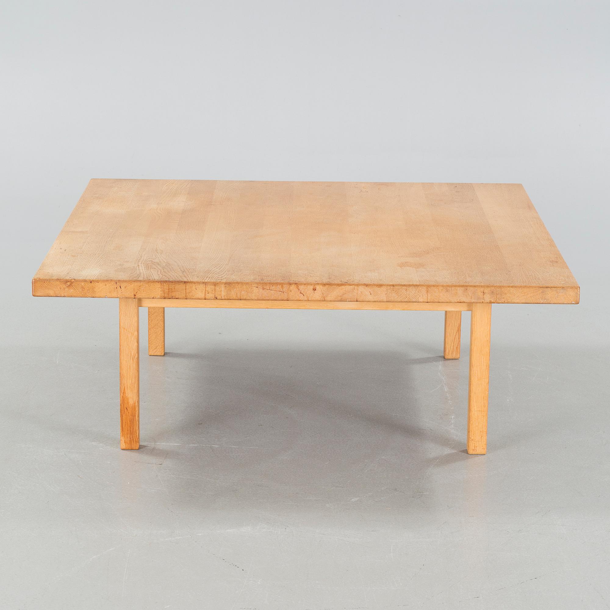 A late 20th century coffee table.
