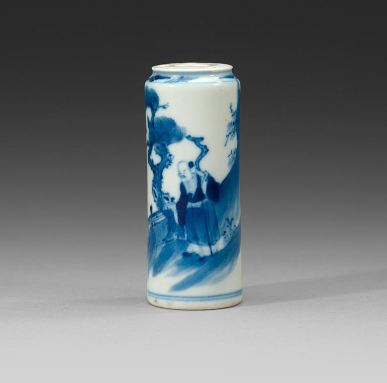 A blue and white porcelain snuff bottle, Qing dynasty, 19th century.
