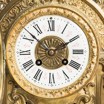A mantel clock around 1900.