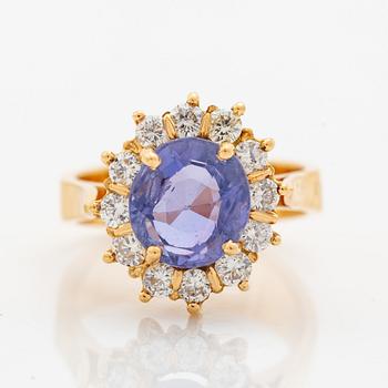 Ring, 18K guld med safir och briljantslipade diamanter.