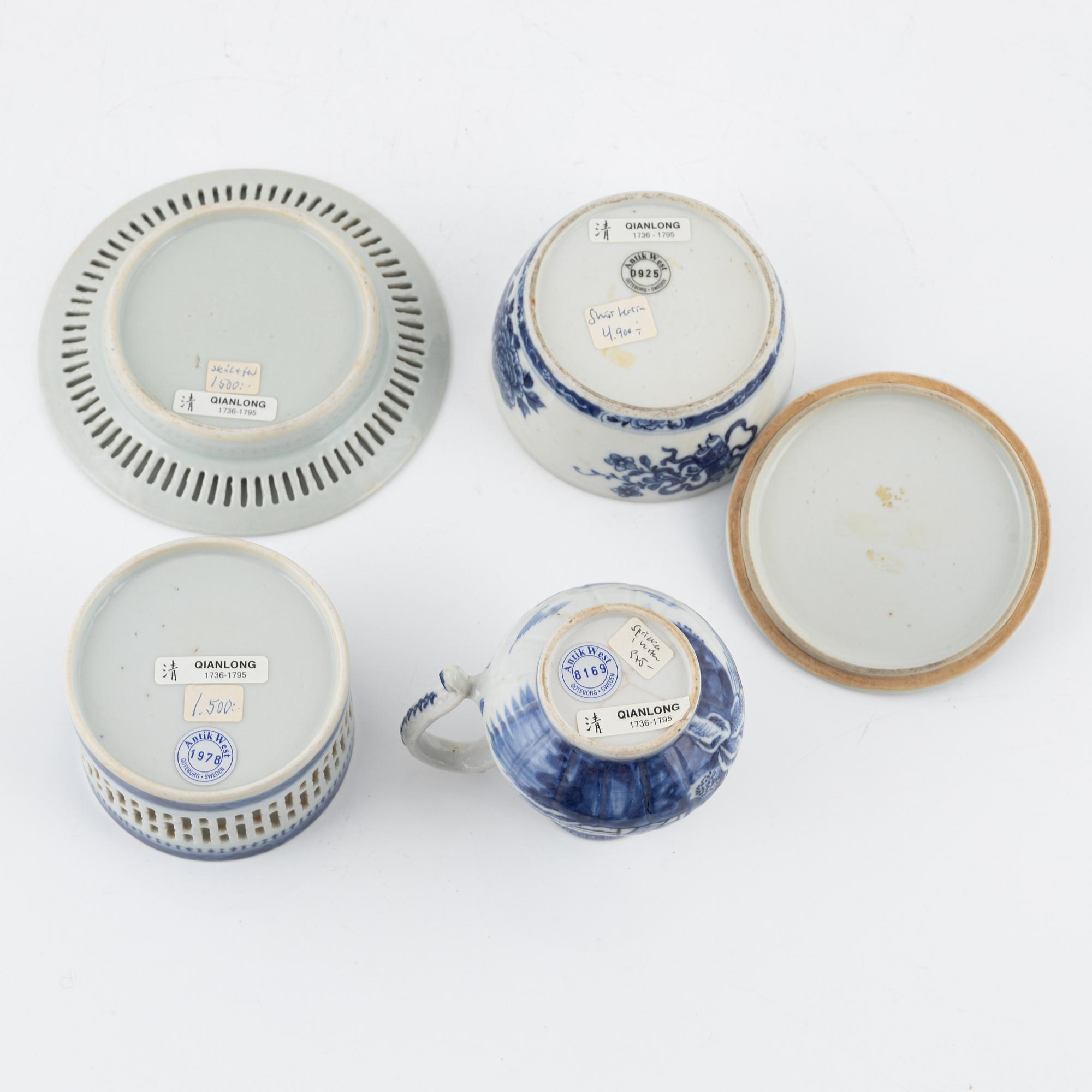 A blue and white creamer, butter dish and a bowl with stand, China, 18th/19th century.