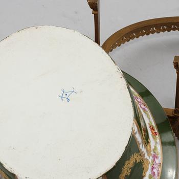 SKÅL, porslin, Sèvres- liknande märke, Louis XVI-stil, 1900-tal.