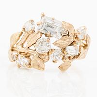 Ring, Mandelstam, 18K gold with baguette and round brilliant-cut diamonds.