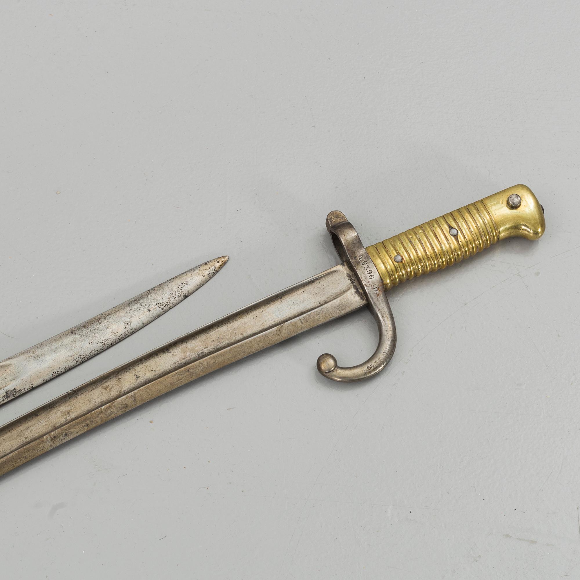 SABELBAJONETTER, två stycken snarlika, troligen Frankrike, 1800-talets andra hälft.