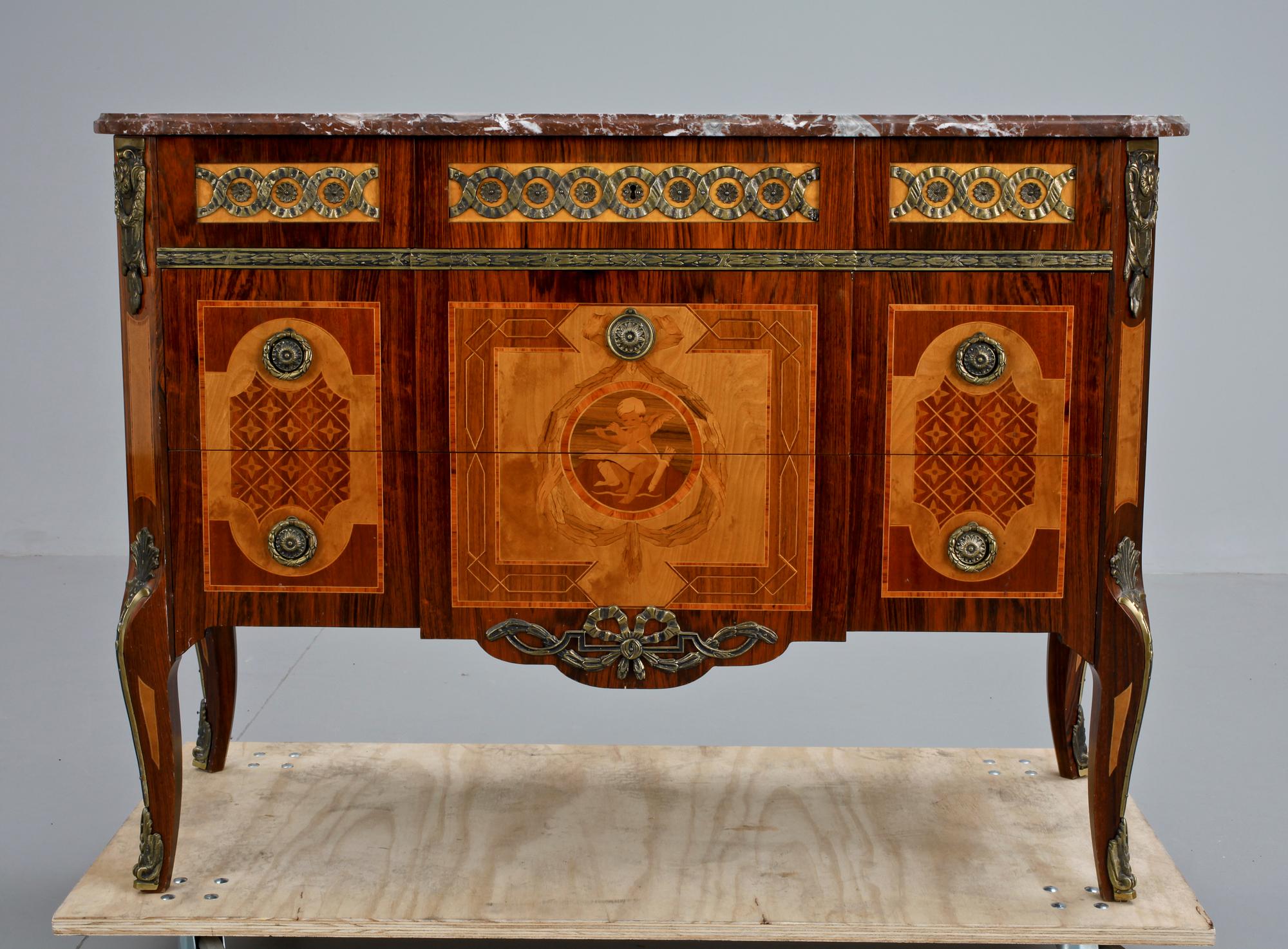 BYRÅ, gustaviansk stil, 1900-tal.