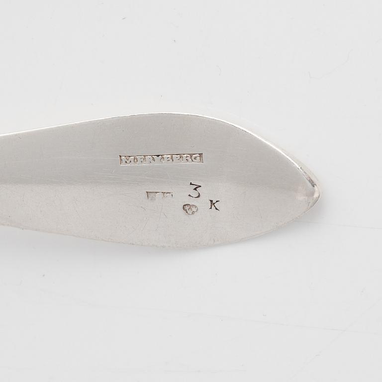 Nine pieces of silver cutlery.