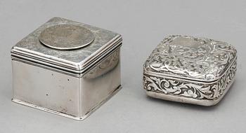 DOSOR, 2 st, silver, bland annat T.D, London 1839. Vikt ca 119g.
